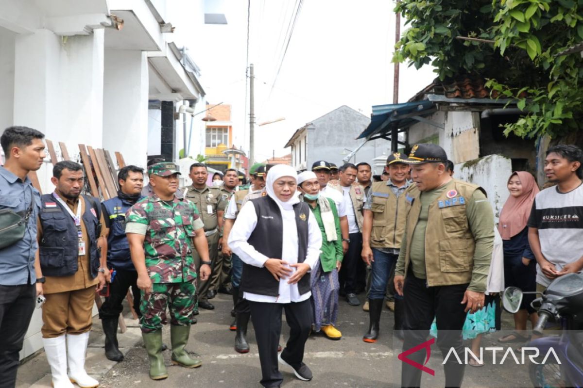 Pantau banjir Sampang, Gubernur Khofifah juga beri sembako warga terdampak