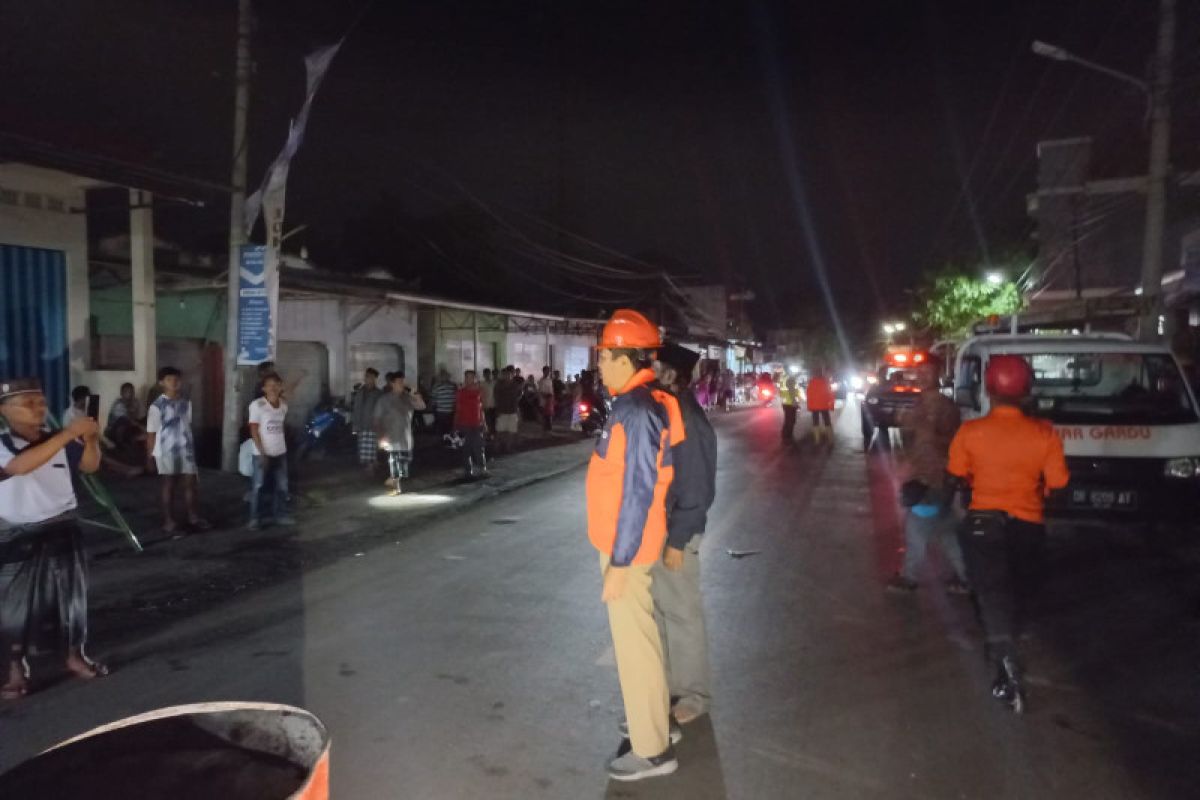 Angin kencang menerjang menara masjid di Lombok Timur roboh