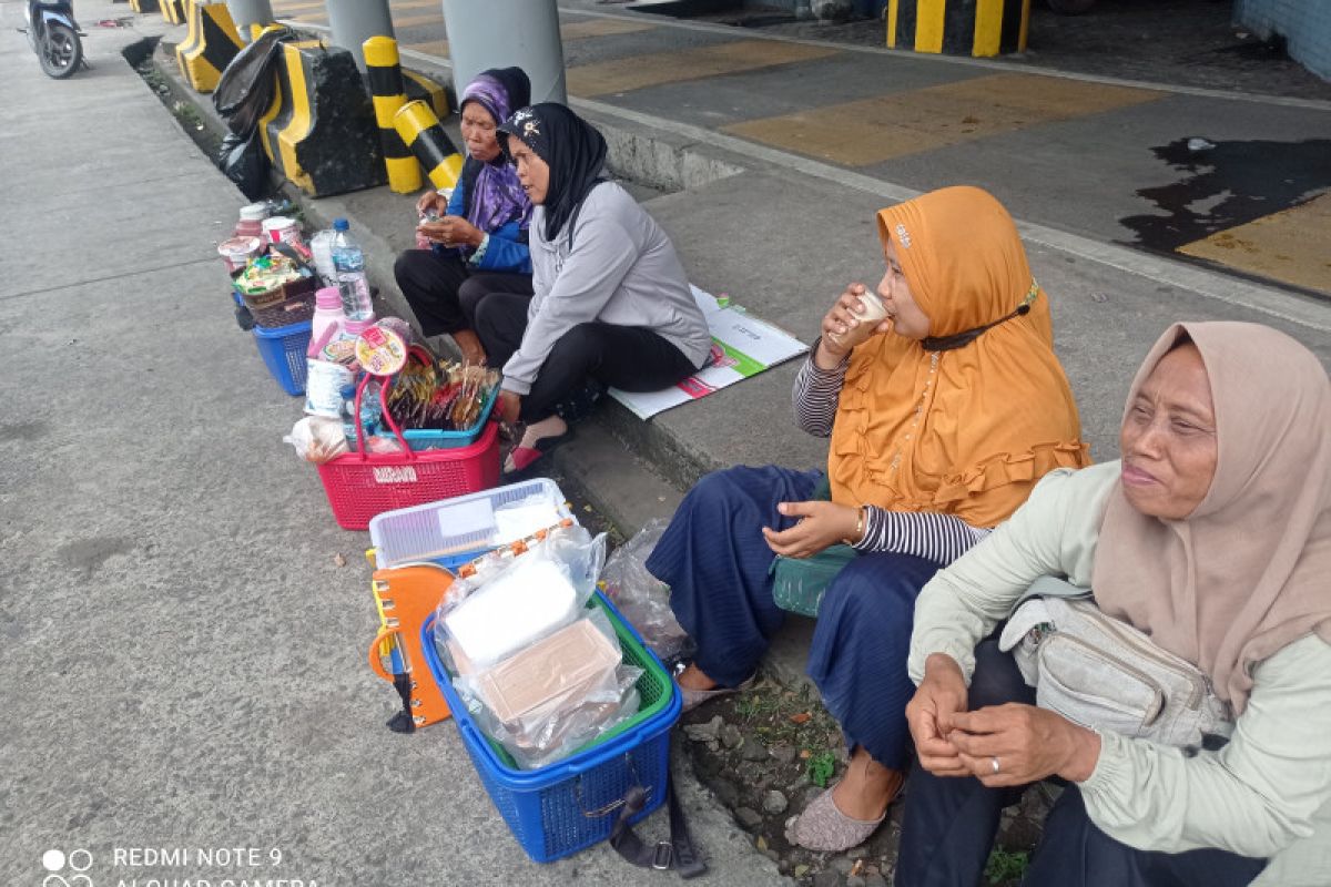 Pedagang kopi keliling di Merak raup keuntungan sampai tiga kali lipat