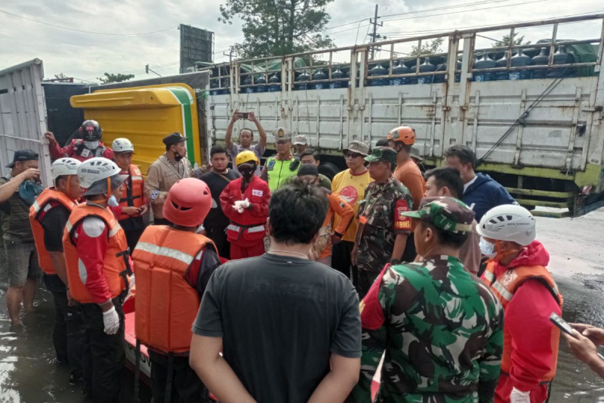 Sebanyak tiga orang tewas tersetrum selama banjir melanda Semarang Jateng