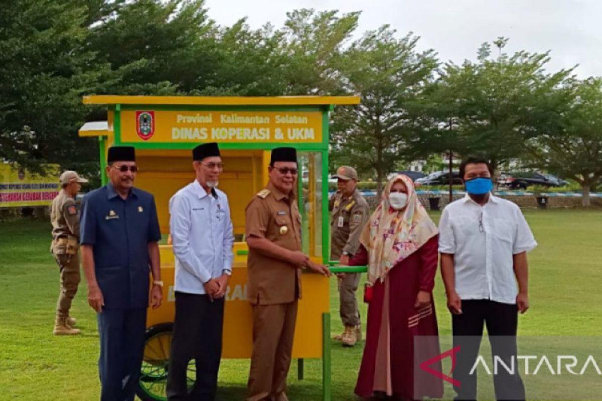 Pemprov Kalsel dan Baznas bagi-bagi puluhan gerobak UMKM