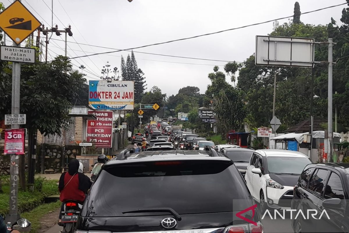 Jalur Puncak Bogor masih padat kendaraan meski libur tahun baru selesai