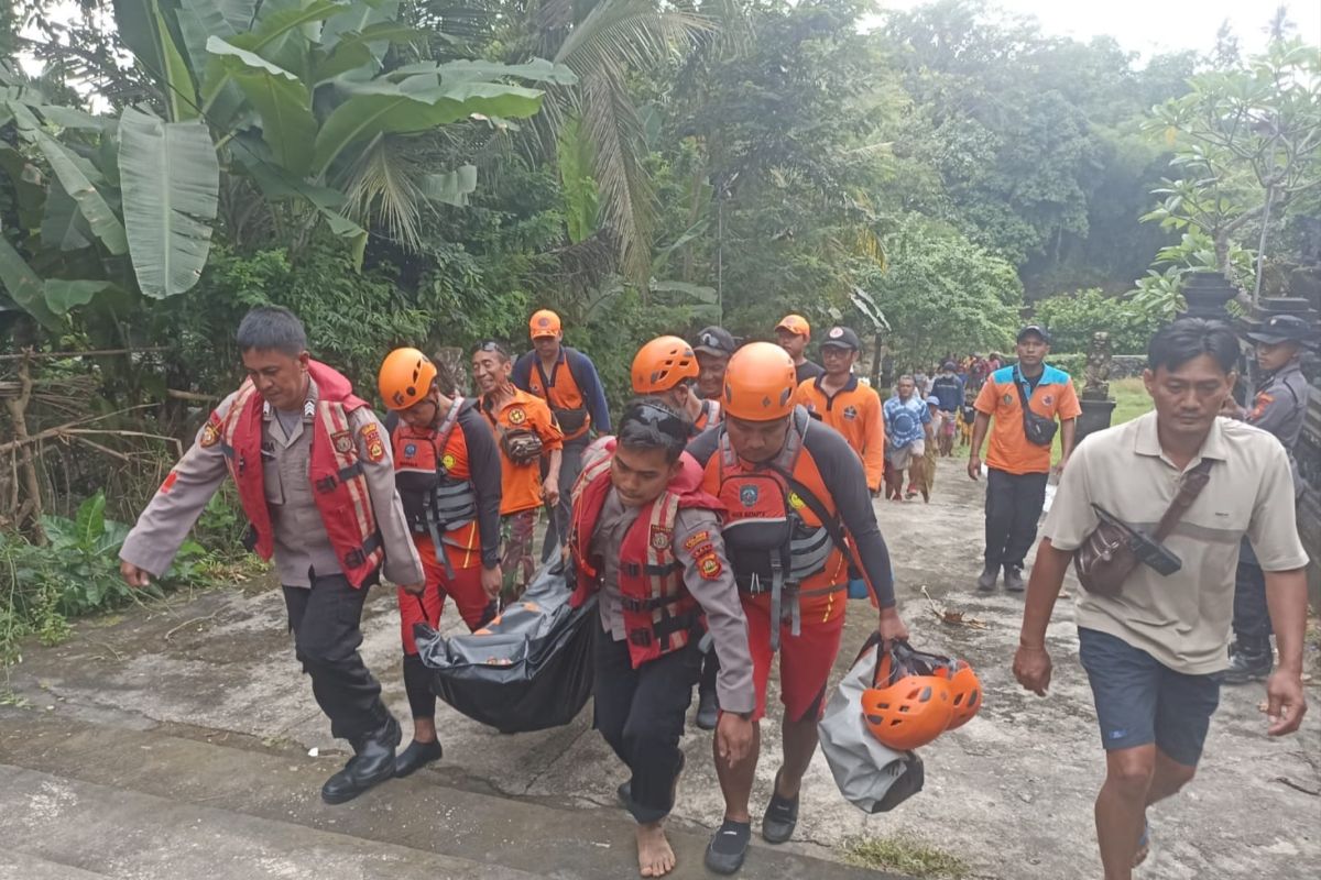 Tim SAR evakuasi jasad wisatawan tenggelam saat tahun baru di Batu Belig