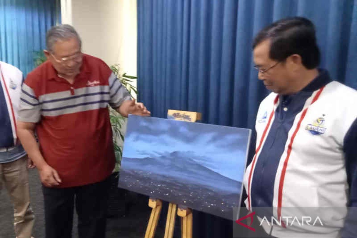SBY melukis pemandangan Gunung Ciremai saat di Cirebon
