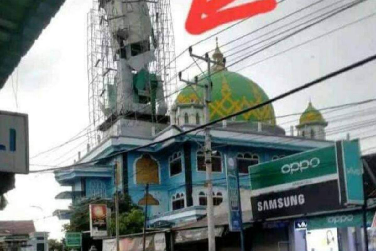 Angin kencang, Menara masjid di Pringgabaya Lombok Timur roboh (video)