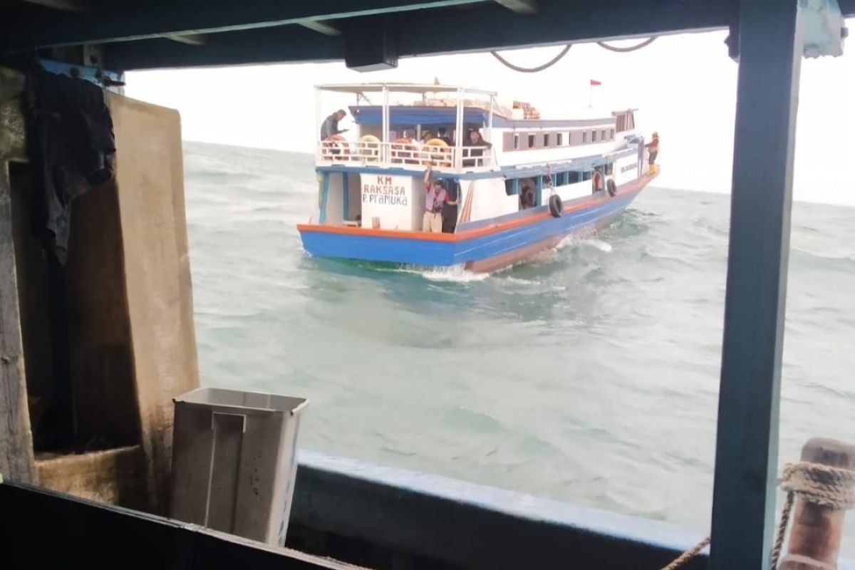 Patah kemudi, Kemenhub evakuasi 65 penumpang kapal di Kepulauan Seribu