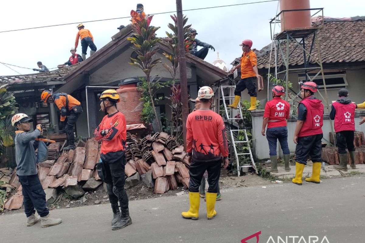 Longsor dan angin kencang dominasi bencana di Kabupaten Sukabumi sepanjang Februari
