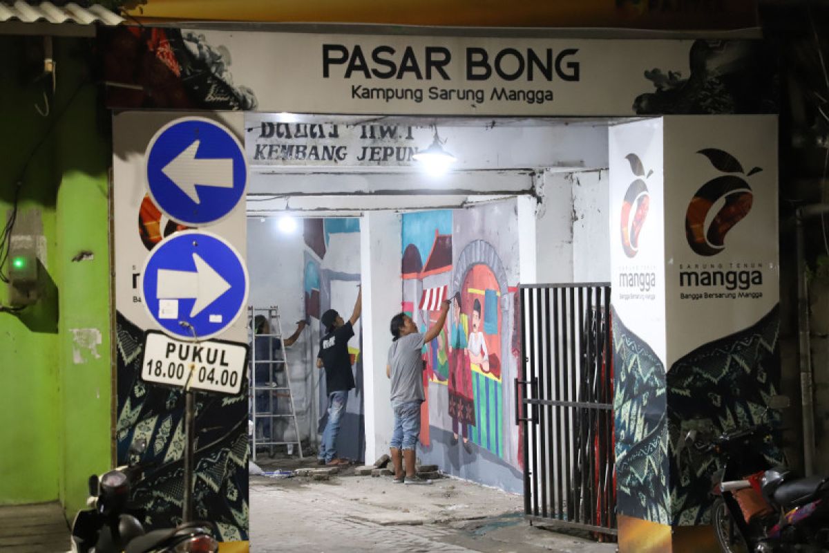 Pusat oleh-oleh haji-umroh di Jalan Slompretan Surabaya dibuka malam hari