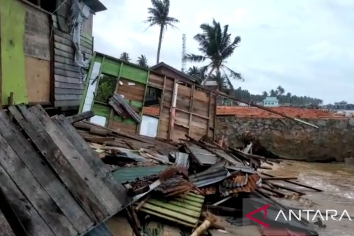 Satu rumah di Natuna roboh akibat abrasi pantai