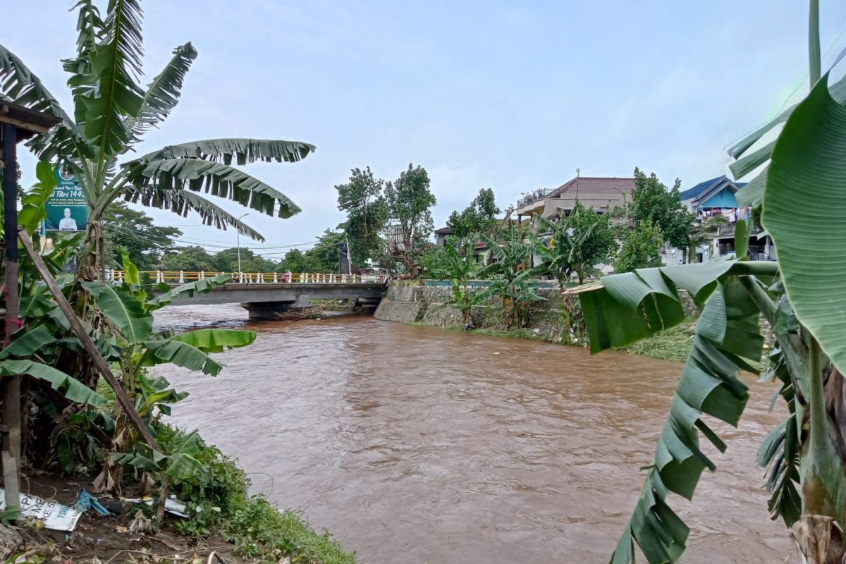 Pemkot Mataram mengingatkan warga bantaran sungai waspada bencana