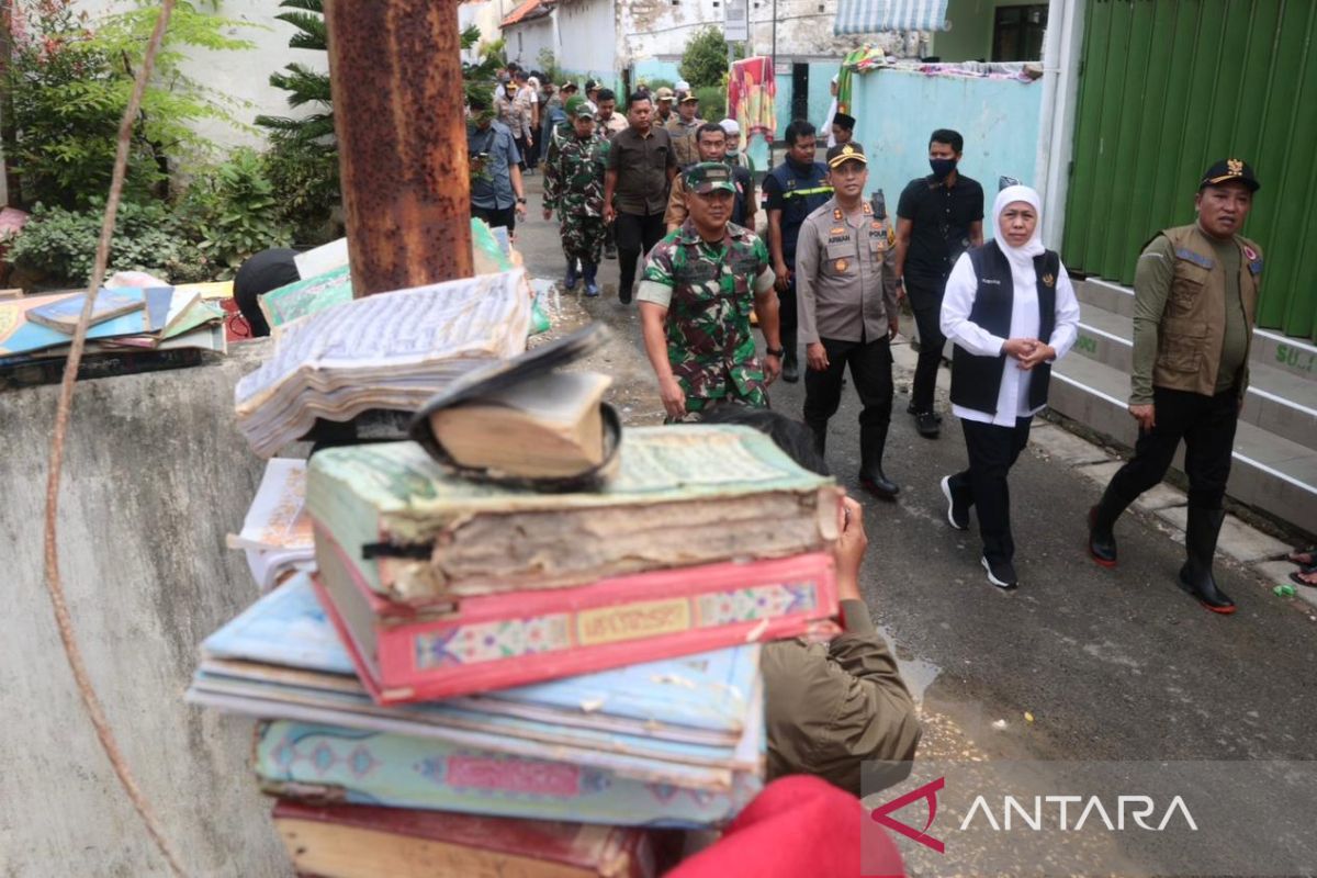 Gubernur Khofifah santuni korban banjir di Sampang