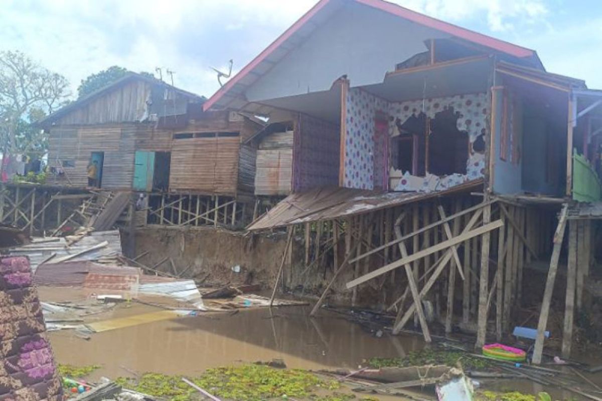 30 jiwa di Palangka Raya diungsikan dampak abrasi Sungai Kahayan