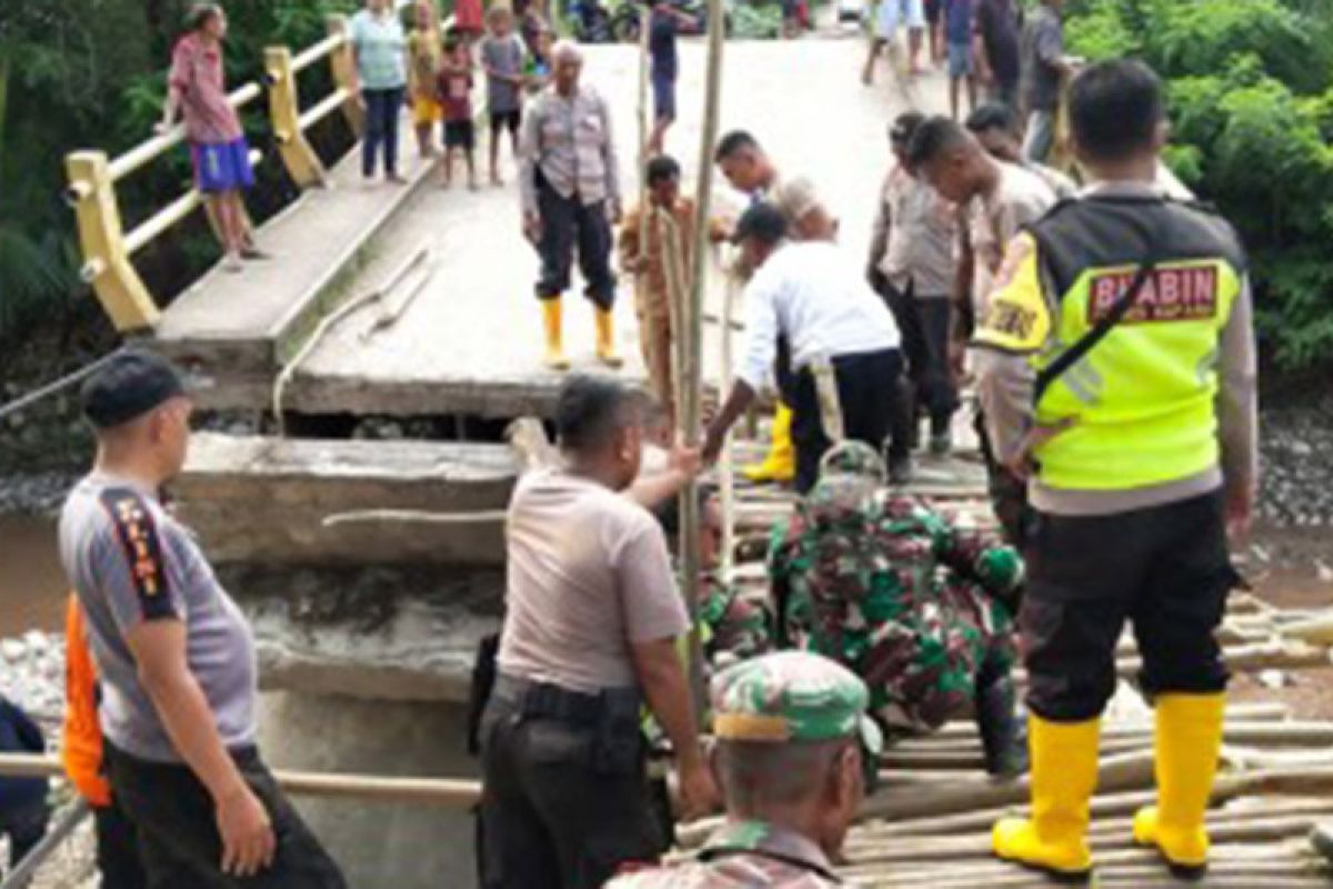 Aparat Polda NTT bangun penyeberangan alternatif di lokasi jembatan putus