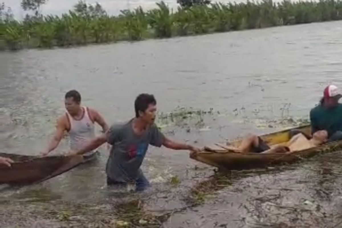 Petugas BPBD Kudus masih mencari dua orang yang tenggelam saat banjir