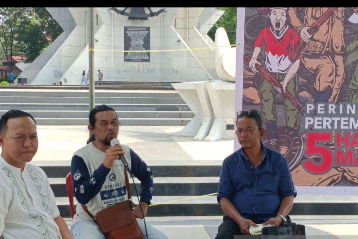 Seniman Palembang melukis bersama peringati perang lima hari