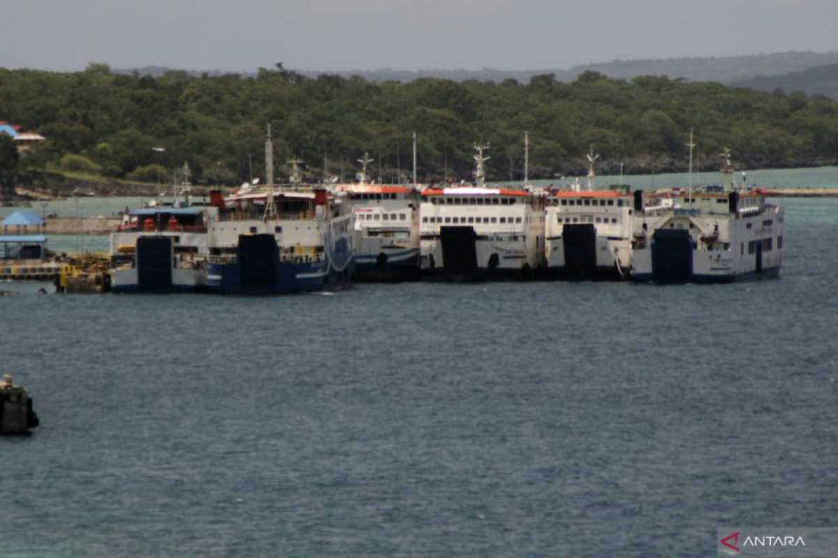 ASDP pindahkan enam kapal ke pulau Semau akibat cuaca ekstrem