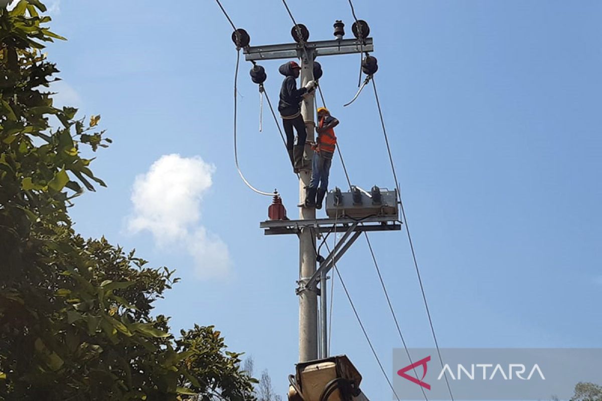 Tak kunjung rampung, masyarakat Desa Kuala Patah Parang keluhkan belum adanya listrik