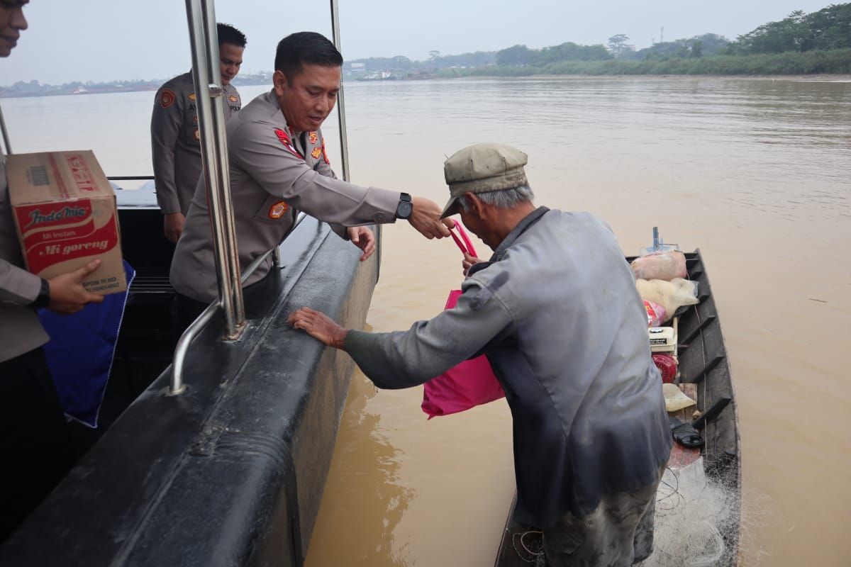 Kapolda Jambi susuri Sungai Batanghari sambil berikan bantuan untuk nelayan