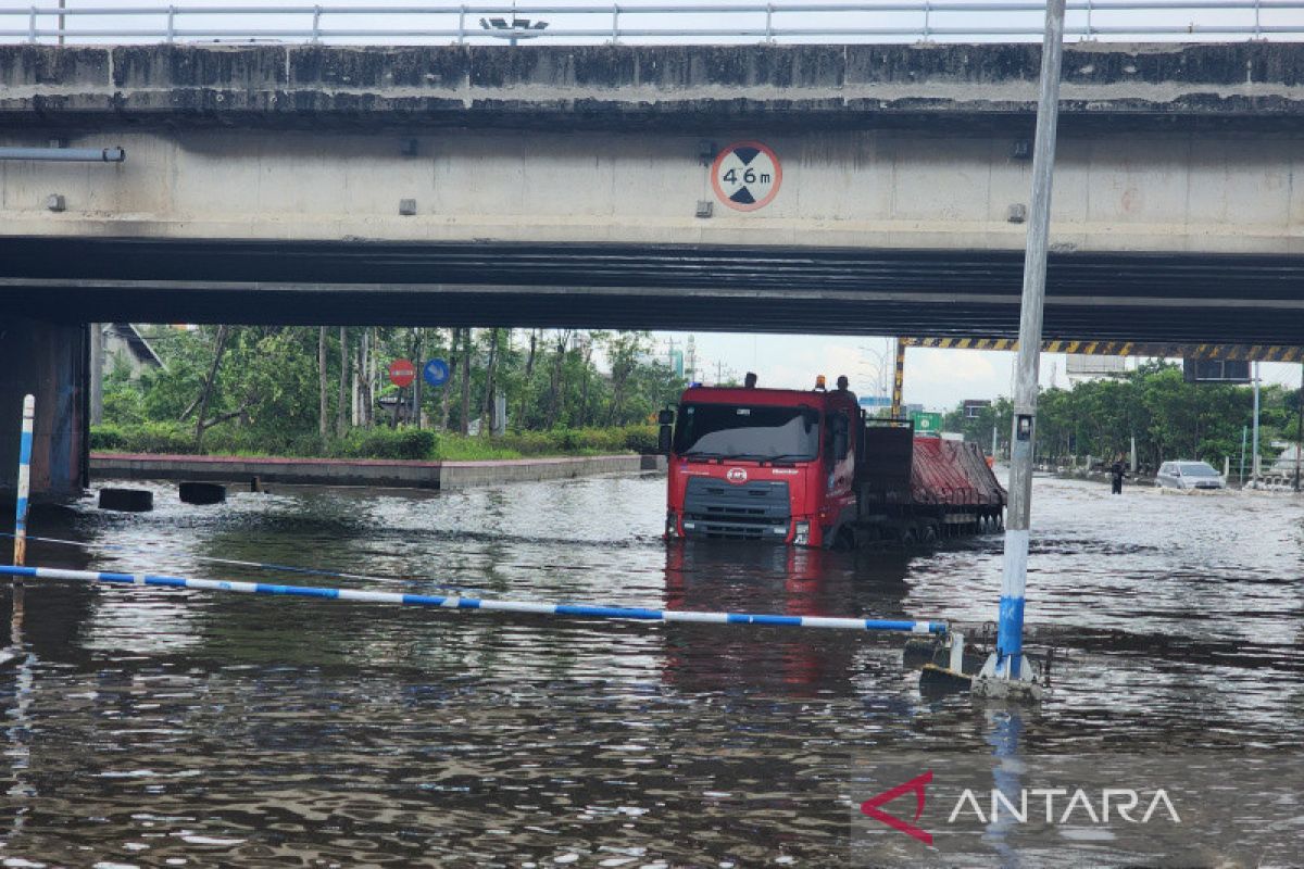 Banjir Semarang, kendaraan kecil belum disarankan melintas di Jalan Kaligawe