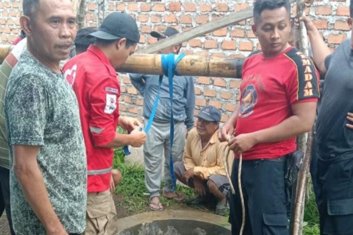 Petugas Damkar Rejang Lebong selamatkan pelajar tercebur sumur