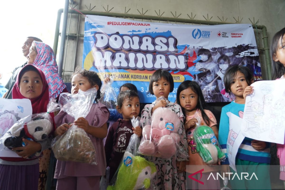 PMI dan Humanicare Indonesia donasi mainan untuk anak penyintas gempa Cianjur