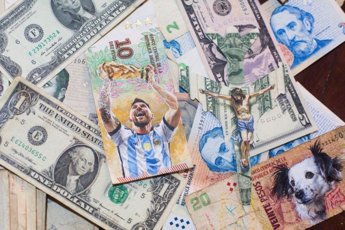 Respons inflasi, seniman Argentina buat lukisan di atas uang kertas