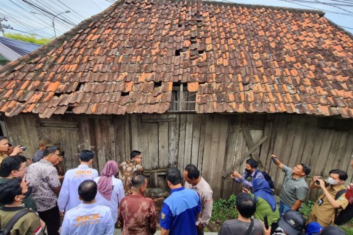 PTBA bedah empat unit rumah tak layak huni di Palembang