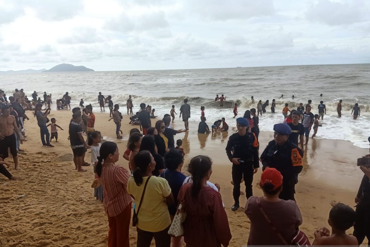 Brimob selamatkan bocah terseret ombak di Pantai Pasir Panjang