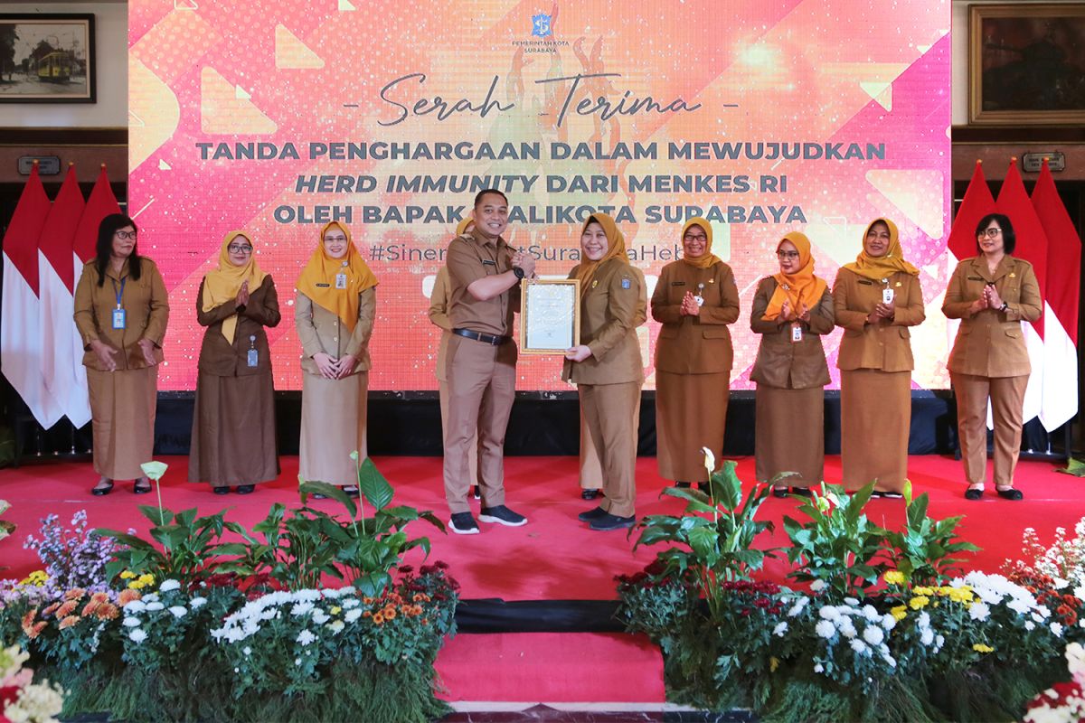 Health Ministry awards Surabaya for success in achieving herd immunity