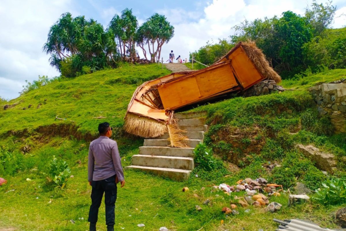 Puluhan lapak PKL di Pantai Seger rusak disapu puting beliung