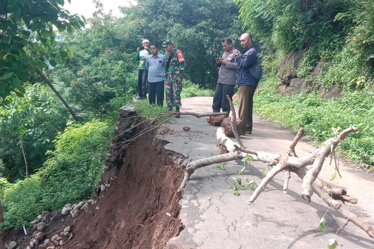 Jalan Desa Mojodungkul Situbondo terganggu akibat tembok penahan tanah ambrol