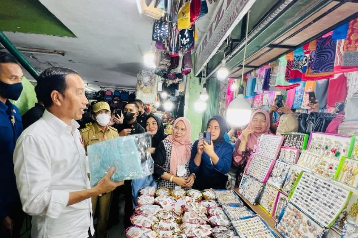 President reviews trade at Pekanbaru market after PPKM lifted