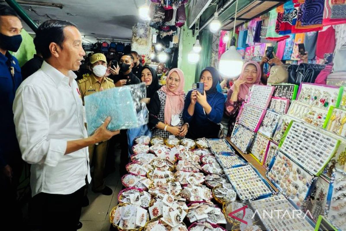 Jokowi Tinjau Aktivitas Pasar Di Pekanbaru Usai Pencabutan PPKM ...