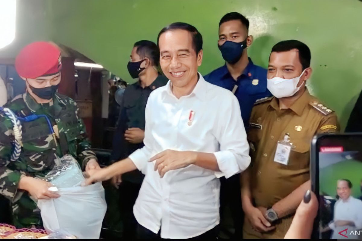 Tinjau pasar di Pekanbaru, Jokowi sapa masyarakat dan bagikan sembako