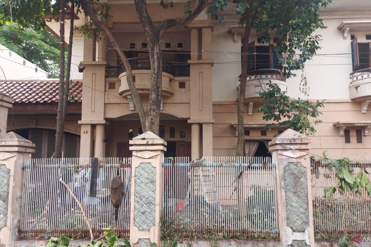 Gulkarmat Jaktim bersihkan rumah mewah terbengkalai milik Eny