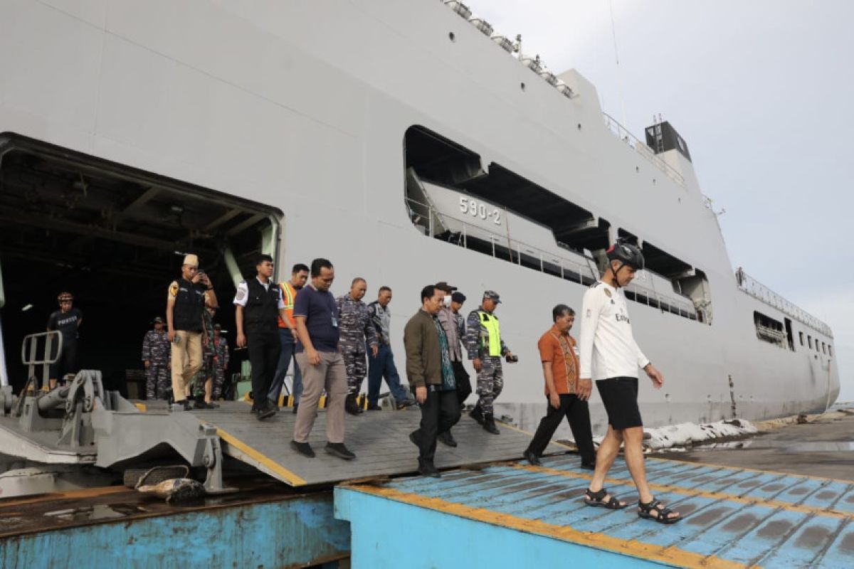 Navy deploys ship to facilitate logistics distribution to Karimunjawa