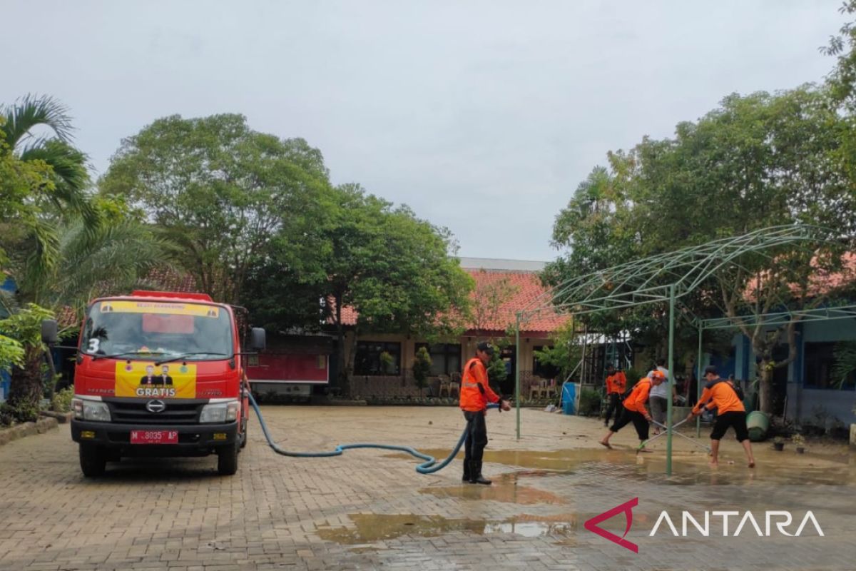 BPBD Pamekasan bantah tarik pungutan pembersihan lumpur banjir