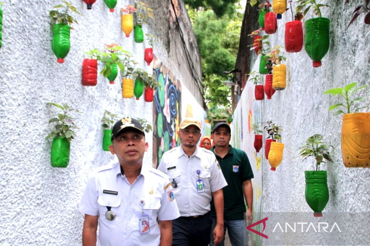 Kelurahan Pondok Labu manfaatkan botol bekas guna percantik lingkungan