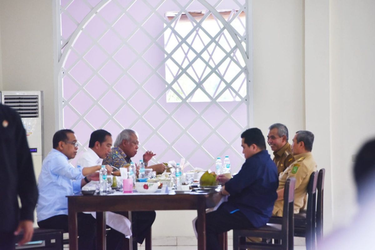 Jokowi makan siang bersama Bupati Kampar di RM Abbas