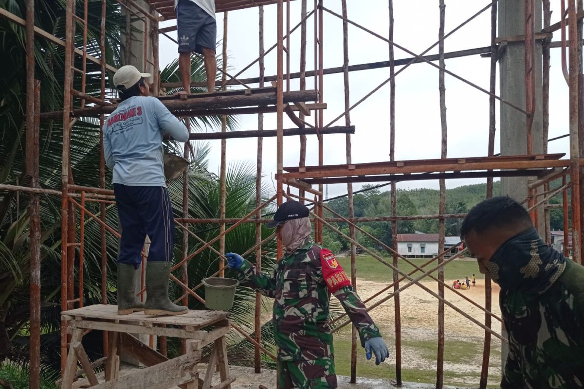 Satgas Pamtas RI-Malaysia dan warga Desa Badau gotong royong bangun masjid