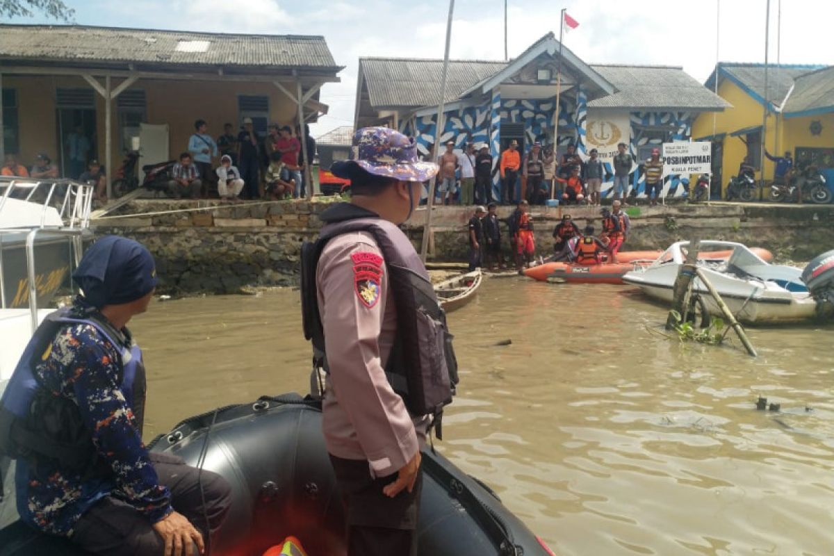 Satpolairud Polres Lampung Timur cari pemancing tenggelam di Sungai Way Penet