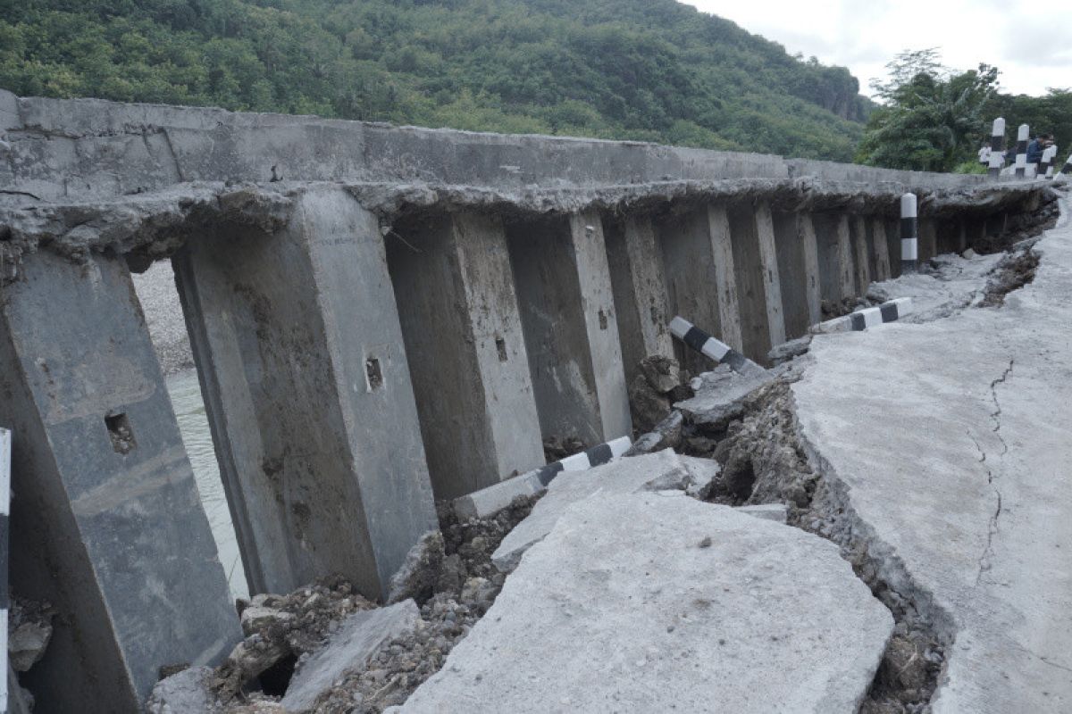 Bantul tunggu rekomendasi pakar geologi perbaiki jalan ambles Sriharjo