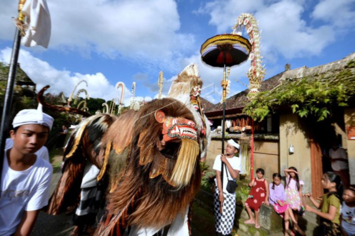 Warga Penglipuran gelar Barong Ngelawang