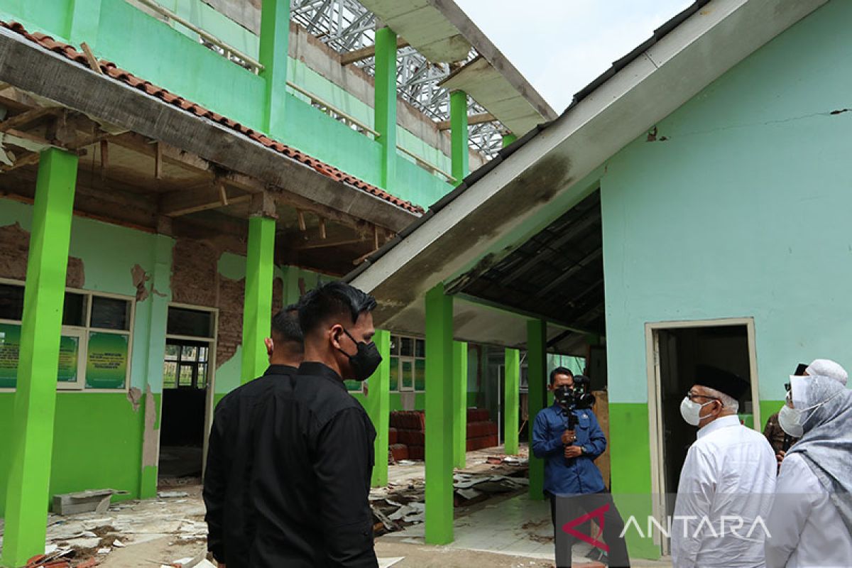 Wapres Ma'ruf serahkan bantuan untuk pesantren terdampak gempa Cianjur