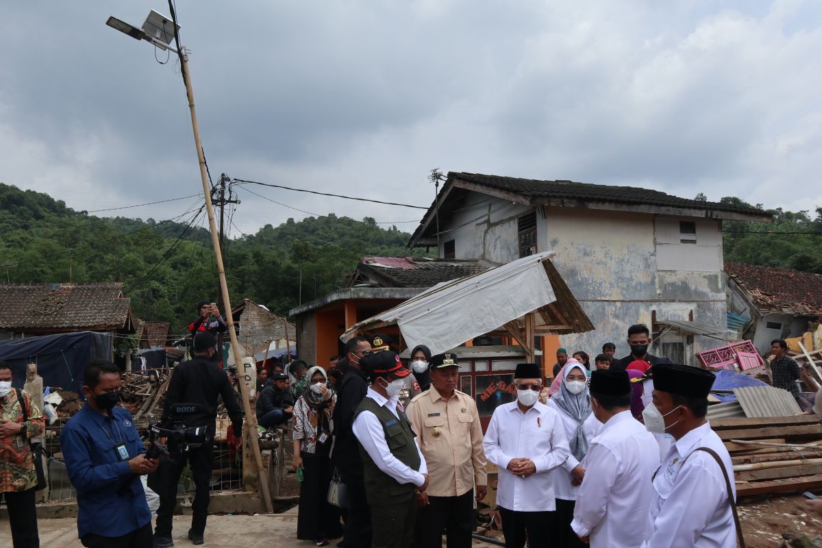 Logistics aid for Cianjur victims still sufficient: VP