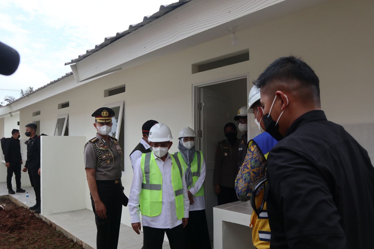 Vice president inspects earthquake-resistant houses in Cianjur