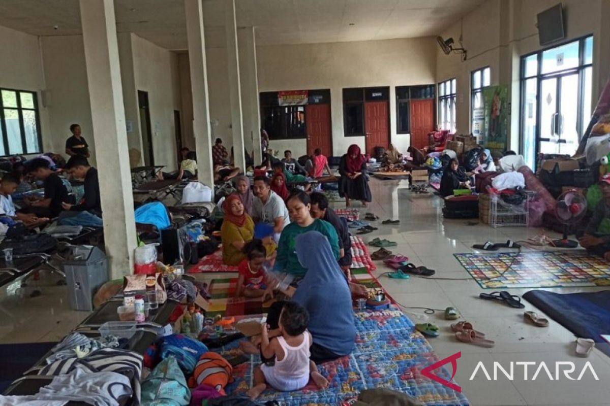 170 penumpang kapal menuju kepulauan Sumenep tertahan di Kalianget Jawa Timur