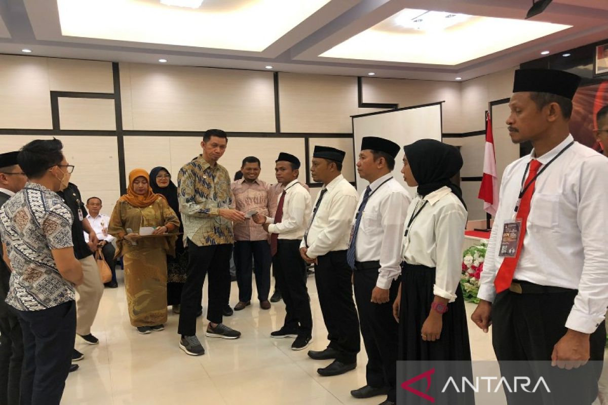 KPU tekankan integritas pada 55 anggota PPK Kendari yang dilantik