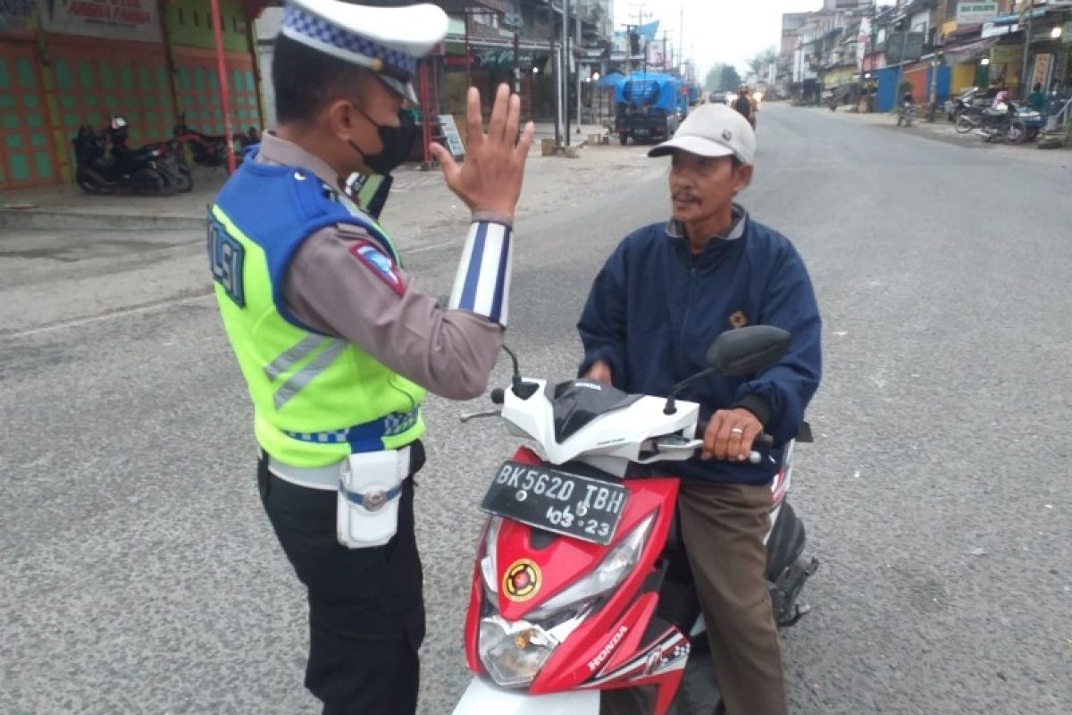 Satlantas Polres Batubara tegur secara humanis pengendara motor langgar lalu lintas