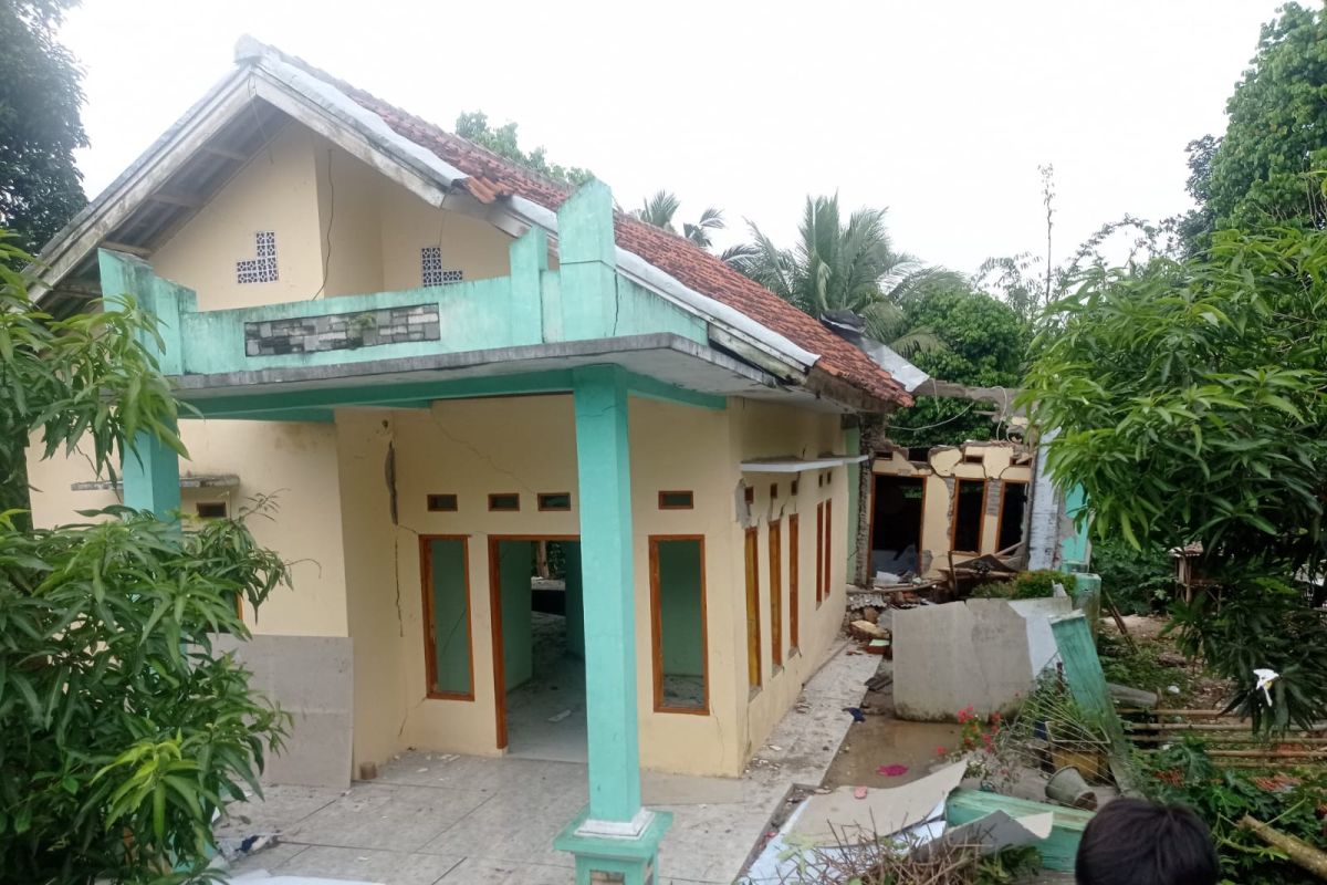 Puluhan rumah di Lebak terdampak longsor dan pergerakan tanah